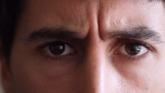 Ấn đường hẹp và tăm tối. Trong nhân tướng học người đàn ông mà sở hữu một ấn đường là vị trí nằm giữa hai bên lông mày. Nếu ấn đường xấu chính là ấn đường chật hẹp, màu sắc tại đây tăm tối, sậm màu thì cuộc sống sẽ vô cùng khó khăn bần hàn.