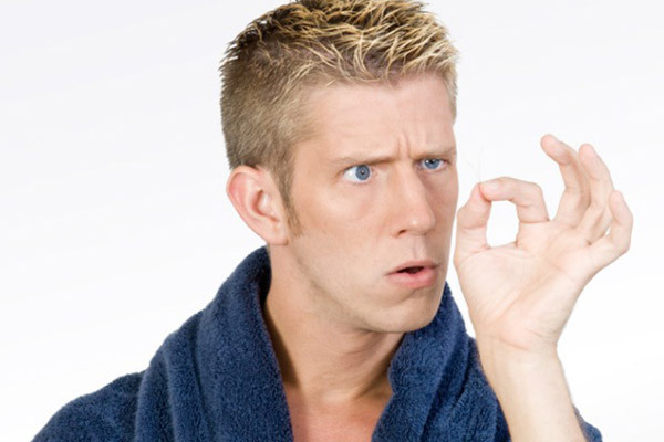 Đàn ông có lông mà thưa là người xảo quyệt, hay nịnh bợ, lẻo mép. Người này thường bị những người xung quanh ghét bỏ, khó tránh lúc cuộc đời khốn khó, nghèo nàn.