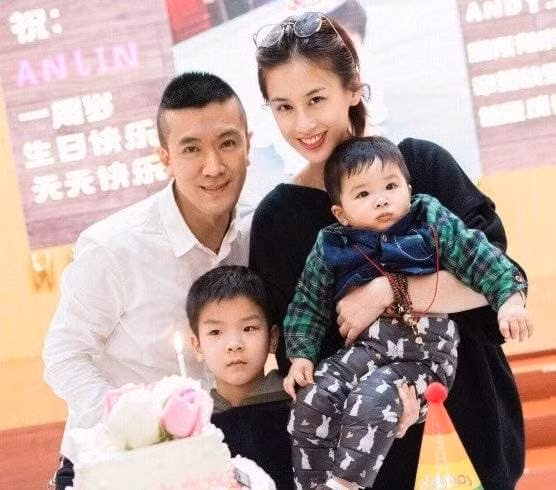 Vo chong Huynh Thanh Y bi chi trich khi bat me gia gan 90 tuoi phai livestream-Hinh-5