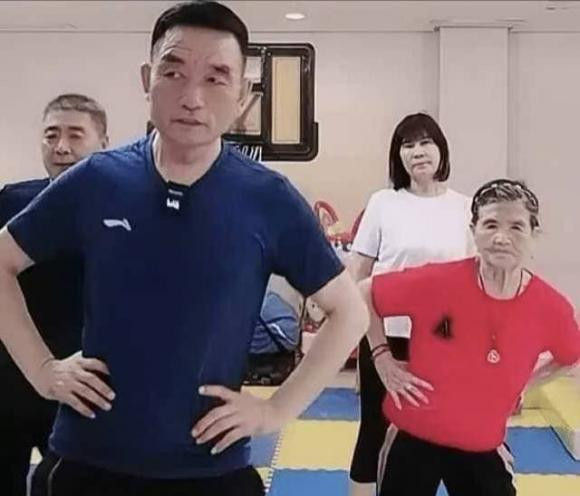 Vo chong Huynh Thanh Y bi chi trich khi bat me gia gan 90 tuoi phai livestream-Hinh-2