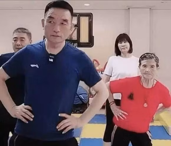 Vo chong Huynh Thanh Y bi chi trich khi bat me gia gan 90 tuoi phai livestream-Hinh-2