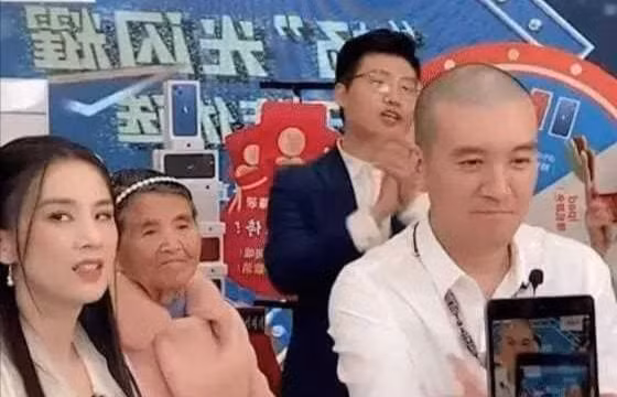 Vo chong Huynh Thanh Y bi chi trich khi bat me gia gan 90 tuoi phai livestream