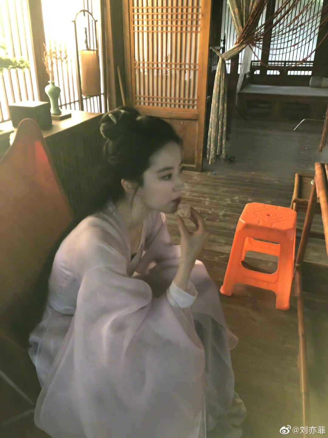 Sina bình luận Mộng hoa lục mở đầu ấn tượng với cảnh quay chỉn chu, hình ảnh đẹp, dàn diễn viên diễn xuất chân thật. Song nửa sau phim lộ dấu hiệu xuống sức, có nhiều lỗ hổng về kịch bản và cách xây dựng nhân vật để Triệu Phán Nhi có lối cư xử như tú bà, mô tả hoạt động kinh doanh của quán rượu như kỹ viện, đề cao trinh tiết phụ nữ thái quá.