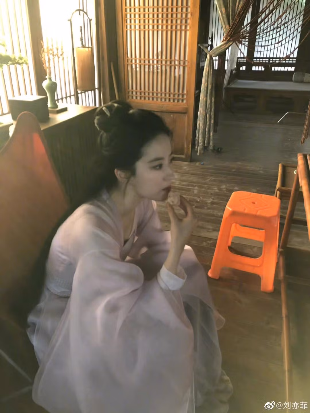 Sina bình luận Mộng hoa lục mở đầu ấn tượng với cảnh quay chỉn chu, hình ảnh đẹp, dàn diễn viên diễn xuất chân thật. Song nửa sau phim lộ dấu hiệu xuống sức, có nhiều lỗ hổng về kịch bản và cách xây dựng nhân vật để Triệu Phán Nhi có lối cư xử như tú bà, mô tả hoạt động kinh doanh của quán rượu như kỹ viện, đề cao trinh tiết phụ nữ thái quá.