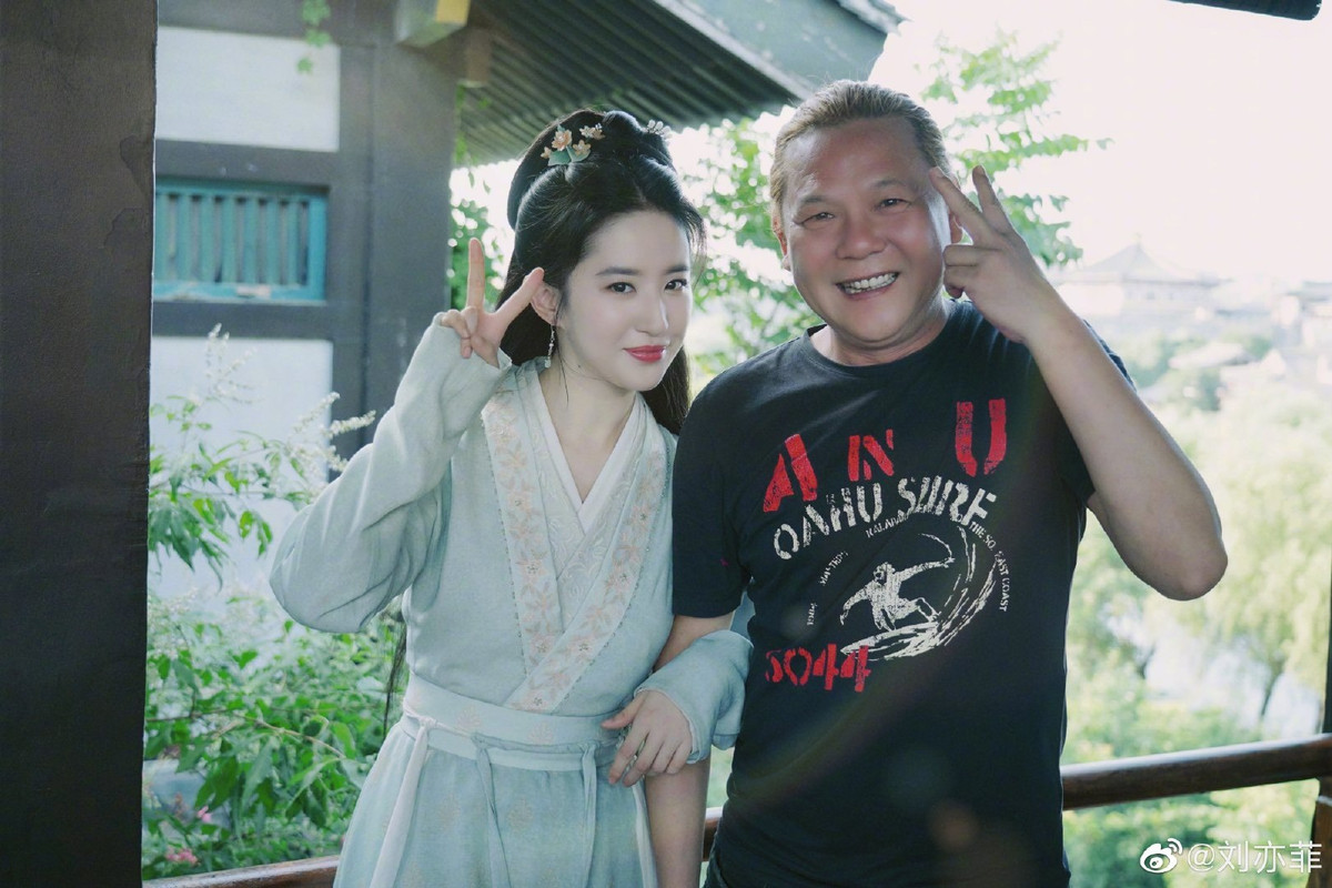 Lưu Diệc Phi chụp ảnh cùng nhân viên đoàn phim. Cô được nhận xét thân thiện, hòa nhã. Trên Sina, nam diễn viên Từ Hải Kiều chia sẻ được Lưu Diệc Phi chủ động đề nghị chụp ảnh cùng anh. Từ Hải Kiều là fan của "thần tiên tỷ tỷ". Anh nhận đóng vai phản diện trong Mộng hoa lục vì hâm mộ cô. Từ Hải Kiều cho biết trong quá trình quay phim hồi hộp, thổn thức đến mất ngủ vì nữ chính.