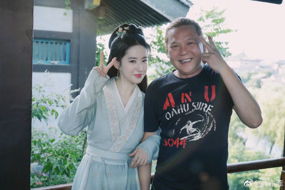 Lưu Diệc Phi chụp ảnh cùng nhân viên đoàn phim. Cô được nhận xét thân thiện, hòa nhã. Trên Sina, nam diễn viên Từ Hải Kiều chia sẻ được Lưu Diệc Phi chủ động đề nghị chụp ảnh cùng anh. Từ Hải Kiều là fan của "thần tiên tỷ tỷ". Anh nhận đóng vai phản diện trong Mộng hoa lục vì hâm mộ cô. Từ Hải Kiều cho biết trong quá trình quay phim hồi hộp, thổn thức đến mất ngủ vì nữ chính.