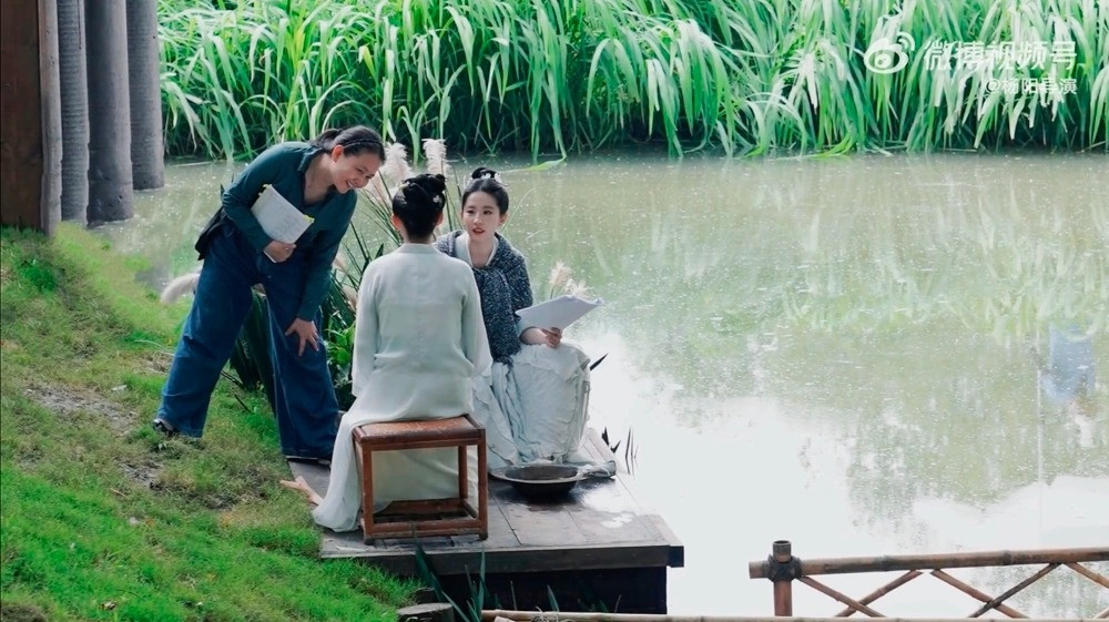 Tuy giúp hào quang của Lưu Diệc Phi sống lại, Mộng hoa lục cũng mang lại rắc rối cho nữ diễn viên. Hành vi marketing vùi dập nghệ sĩ khác trong showbiz khiến người đẹp sinh năm 1987 bị khơi lại hàng loạt tai tiếng.