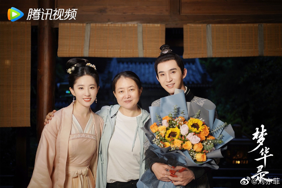 Lưu Diệc Phi vào vai Triệu Phán Nhi, bà chủ quán trà tài sắc tại Hàng Châu. Vì xuất thân thấp hèn, nàng bị vị hôn phu Âu Dương Húc bỏ rơi. Triệu Phán Nhi từ quê đến kinh thành lập nghiệp cùng hai người bạn Tống Dẫn Chương (Lâm Duẫn đóng) và Tôn Tam Nương (Liễu Nham).