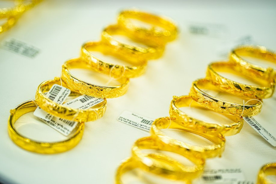 Giá vàng nhẫn bất ngờ giảm, vàng miếng quay đầu tăng - Hình 2 Gia vang nhan bat ngo giam, vang mieng quay dau tang-Hinh-2