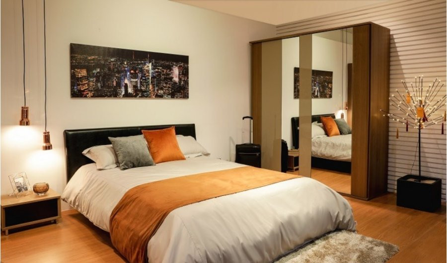 Đồ điện tử ở đầu giường. Trong phòng ngủ không nên đặt đồ điện tử như tủ lạnh mini, tivi, đầu đĩa, máy tính… bởi những thứ này khi hoạt động sẽ sinh ra sóng điện từ không tốt cho sức khỏe của bạn. Xét về phong thủy thì những món đồ điện tử sẽ gây căng thẳng cho con người tâm tính dễ cáu gắt tình cảm vợ chồng không hòa thuận. 