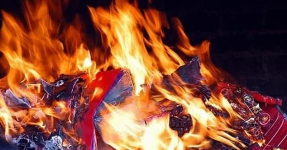 Không ra đường vào giờ Ngọ và tối muộn, đặc biệt là không đi 1 mình. Ông bà xưa quan niệm, ngày mùng 1 tháng cô hồn nên chú ý thời gian ra khỏi nhà. Do tháng 7 là thời điểm các vong hồn đi lang thang nên việc ra ngoài lúc 12 giờ trưa hay tối muộn nhất là đi 1 mình sẽ dễ gặp những việc không hay. 