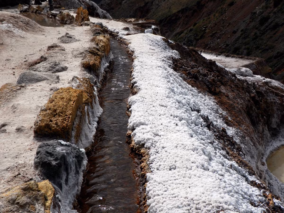 Mỗi ao có diện tích khoảng 1,3 m2 với nhiều hình dạng khác nhau. Chúng được cấp nước từ dòng nước mặn chảy dưới lòng đất, có tên Salineras. Tổ tiên những người dân ở đây đã biết phân luồng Salineras thành nhiều điểm khác nhau để cấp nước đến từng ao. Ảnh: Peru for Less.