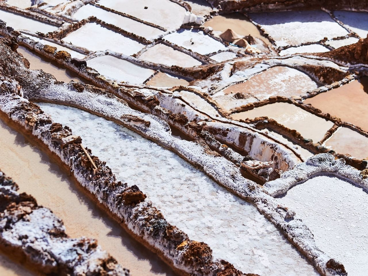 Cùng là muối hồng nhưng tính bền vững ở vựa muối Maras được đánh giá cao hơn hẳn việc khai thác muối trên dãy Himalaya. Công dụng của nó cũng không thua kém gì. Muối Maras giàu kali, tạo nên màu hồng đặc trưng và cung cấp canxi, magie cùng các chất dinh dưỡng, khoáng chất vi lượng. Ảnh: Sumag.