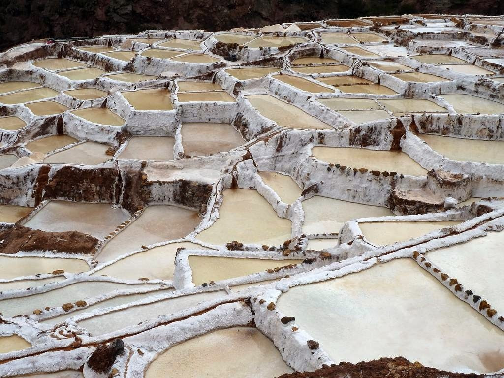 Ngày nay, dòng nước mặn này vẫn được sử dụng để dẫn vào các ao. Họ chỉ để nước gần đây và chờ tầm 3 ngày cho nước bay hơi, để lại muối kết tinh. Đây là lúc người dân dùng xẻng, cào gỗ để khai thác. Ảnh: Kuriositas.