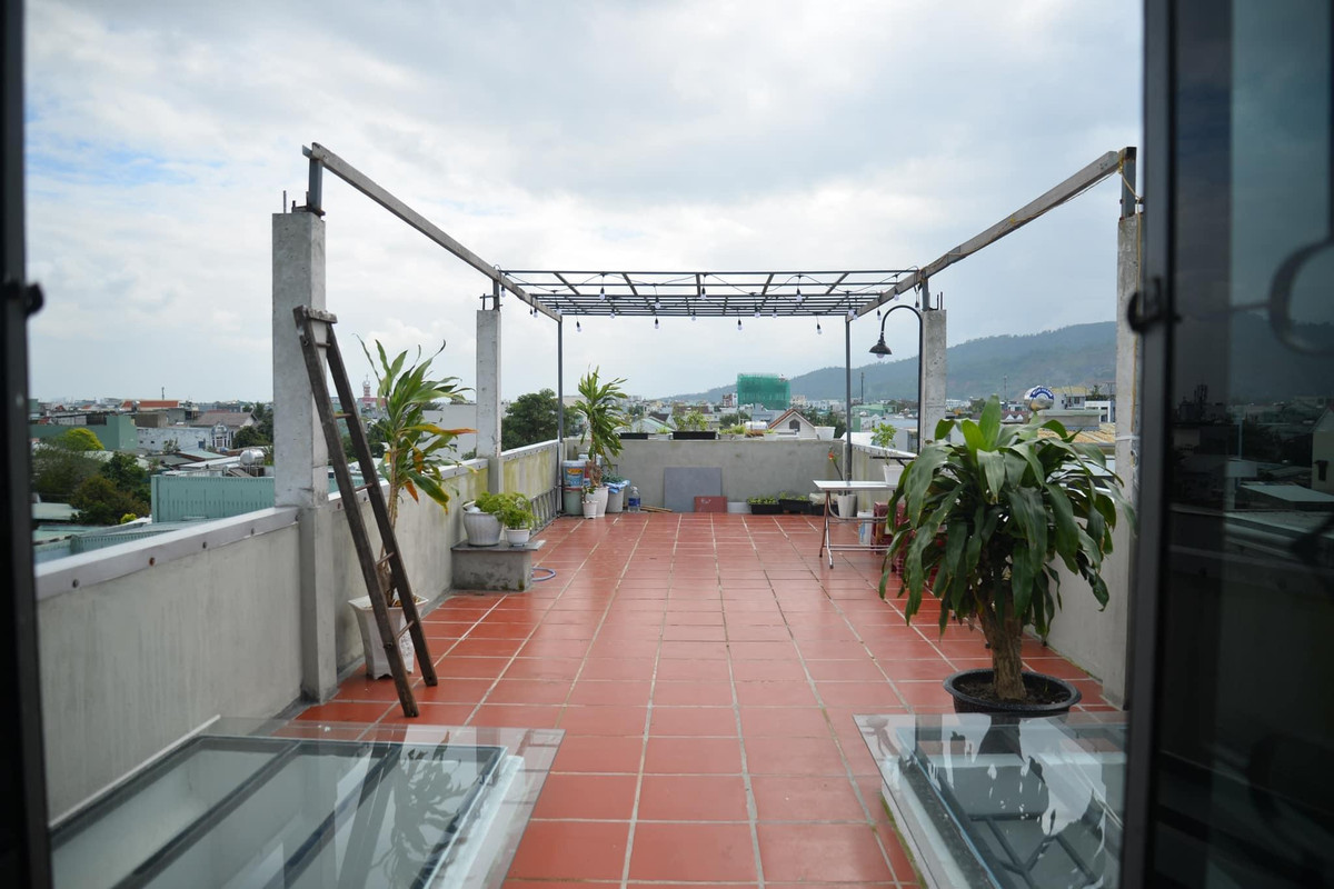 Ngoi nha trong ngo ngap cay xanh, goc ban an that chill ben khu vuon nho-Hinh-16