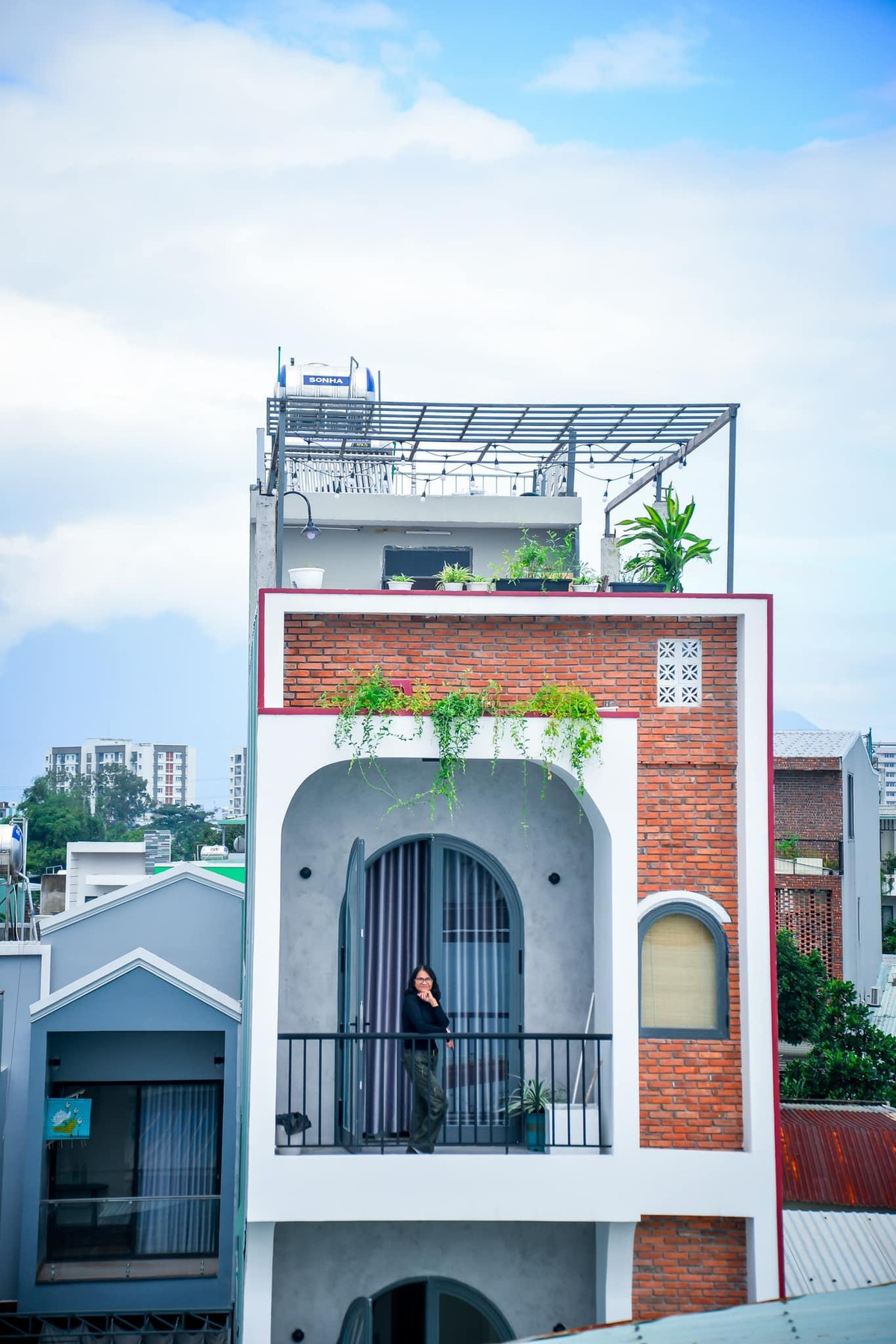 Ngoi nha trong ngo ngap cay xanh, goc ban an that chill ben khu vuon nho-Hinh-2