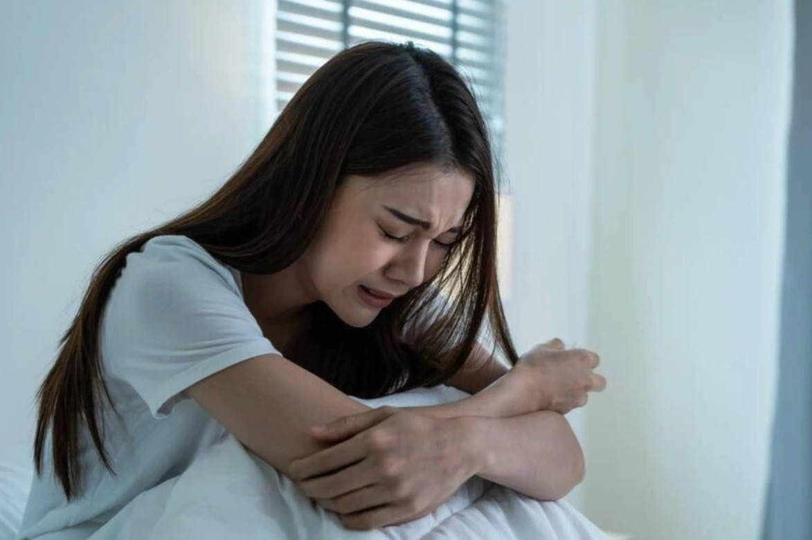 Thay tin nhan trong dien thoai chong, vo chi muon ly hon