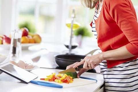 Nua dem thuc giac pha sua cho con, toi phat hien su that ngo ngang