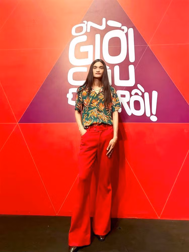 Mac Van Khoa bi nghi mac quan vo di quay show