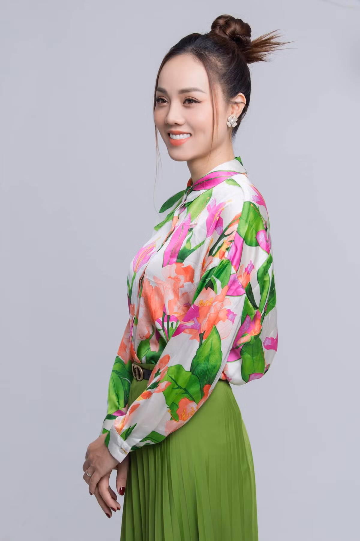 Ngọc Hà - vợ NSND Công Lý có ngoại hình thu hút chẳng kém các người đẹp trong showbiz với gương mặt xinh đẹp, vóc dáng cân đối và gu thời trang thanh lịch. Cô thường được các nhãn hàng mời quảng cáo, dự sự kiện.