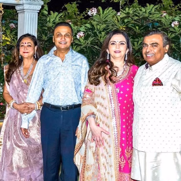 Nhưng giờ đây, bà Dalal đang sống trong một khu phố đắt đỏ nhất Ấn Độ, ở tại một trong những căn nhà đắt nhất thế giới và lấy một trong những tỷ phú giàu nhất thế giới.