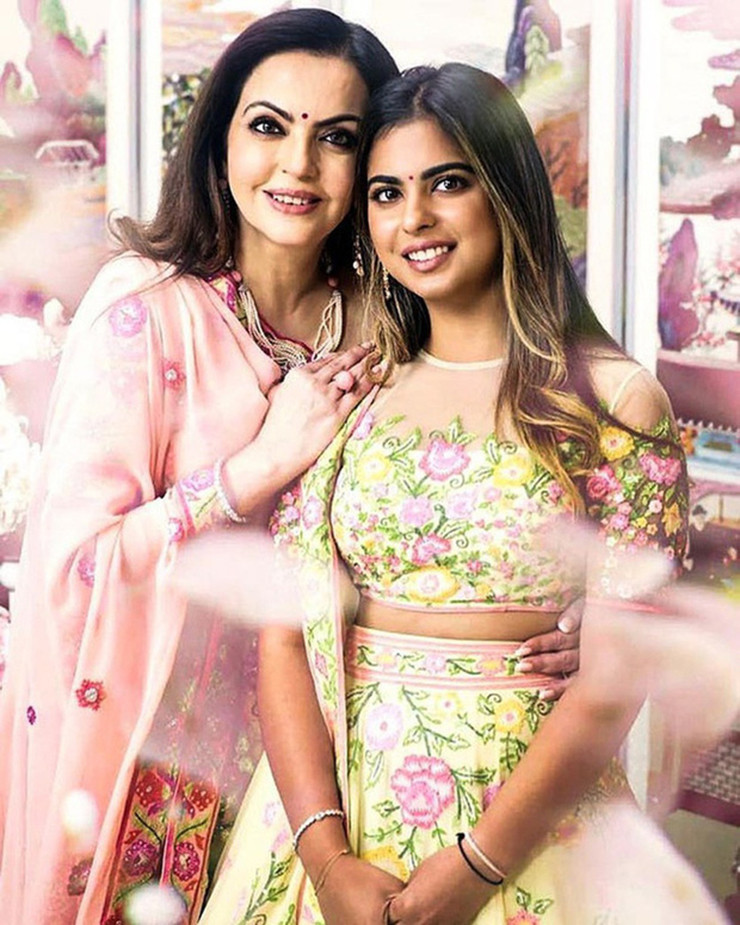 Bà Nita Ambani cùng con gái duy nhất của mình.