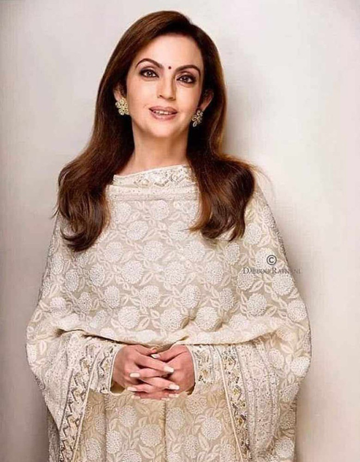 Vợ của tỷ phú Ambani từng diện một chiếc sari, trang phục truyền thống Ấn Độ, trị giá 53.000 USD và được gọi là "bộ sari đắt nhất thế giới".