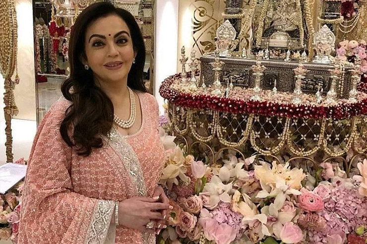 Bà chưa từng đi đôi giày nào quá hai lần. Tủ giày của bà có hàng trăm đôi giày của các nhãn hiệu cao cấp như Jimmy Choo, Marlin và Louis Vuitton.