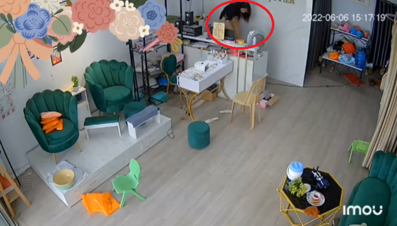 Con ran 'ghe tham' tiem nail, co gai nhay phat len ban vi so-Hinh-2