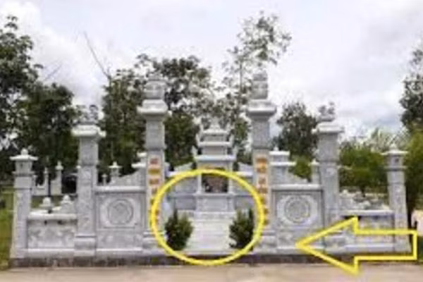  Không trồng cây rễ thẳng quá gần các huyệt đạo. Theo lý giải của các chuyên gia phong thủy thì cây rễ thẳng sẽ dễ sống hơn rễ chùm nhưng đối với cây rễ thẳng thì không nên trồng quá gần các huyệt đạo vì trồng như vậy rễ cây phát triển đâm vào huyệt đạo. Theo phong thủy đây là điều đại kỵ không tốt cho người đã mất và ảnh hưởng nghiêm trọng đến con cháu đời sau. 