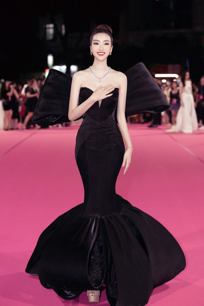 Những mỹ nhân Việt nổi bần bật trên thảm đỏ - Hình 8 Nhung my nhan Viet noi ban bat tren tham do-Hinh-8