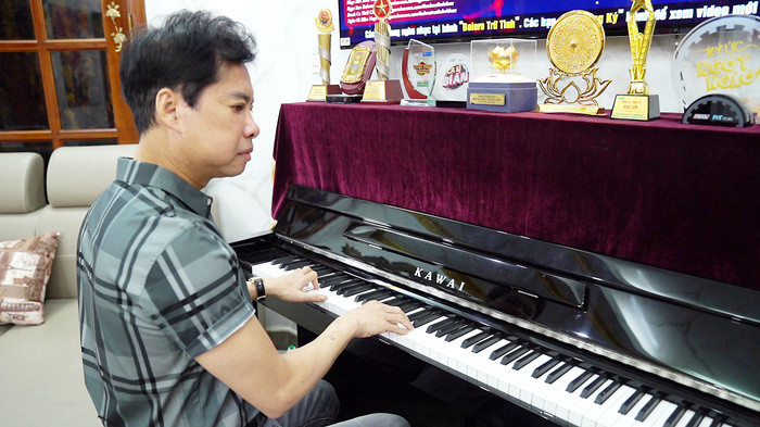 Danh ca Ngọc Sơn: 10 tuổi đã biết ga lăng - Hình 7 Danh ca Ngoc Son: 10 tuoi da biet ga lang-Hinh-7