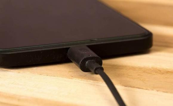 Dung dien thoai nao, cung phai ghi nho 4 diem nay khi sac pin-Hinh-7