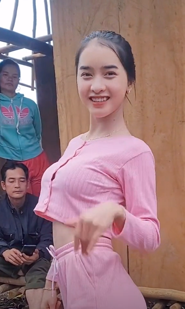Clip thu hút hơn 12 triệu view nhưng nhận vô vàn 'gạch đá' - Hình 2 Clip thu hut hon 12 trieu view nhung nhan vo van 'gach da'-Hinh-2
