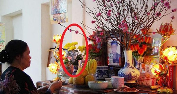 Lọ hoa trên bàn thờ đặt bên trái hay bên phải thì tốt nhất? Lo hoa tren ban tho dat ben trai hay ben phai thi tot nhat?