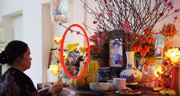 Lọ hoa trên bàn thờ đặt bên trái hay bên phải thì tốt nhất? Lo hoa tren ban tho dat ben trai hay ben phai thi tot nhat?
