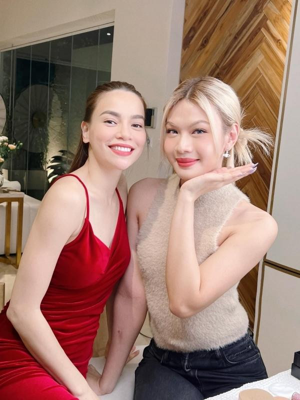 ới đây, Luna Đào chia sẻ khoảnh khắc chụp chung Hồ Ngọc Hà kèm dòng trạng thái: "Một khoảnh khắc mà phải rất lâu rồi mới thấy đúng không cả nhà. Đó chính là gặp và đứng chung khung hình với 'mèn tơ' yêu quí của mình sau một khoảng thời gian dài. Mọi người thấy hai cô trò mình có đáng yêu hong nè."