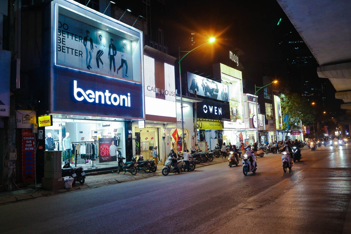 Vào tối 25/11, hai con đường mua sắm Cầu Giấy, Xuân Thủy nổi tiếng không mấy đông đúc dù nhiều cửa hàng tại đây treo biển giảm giá đến 80%.