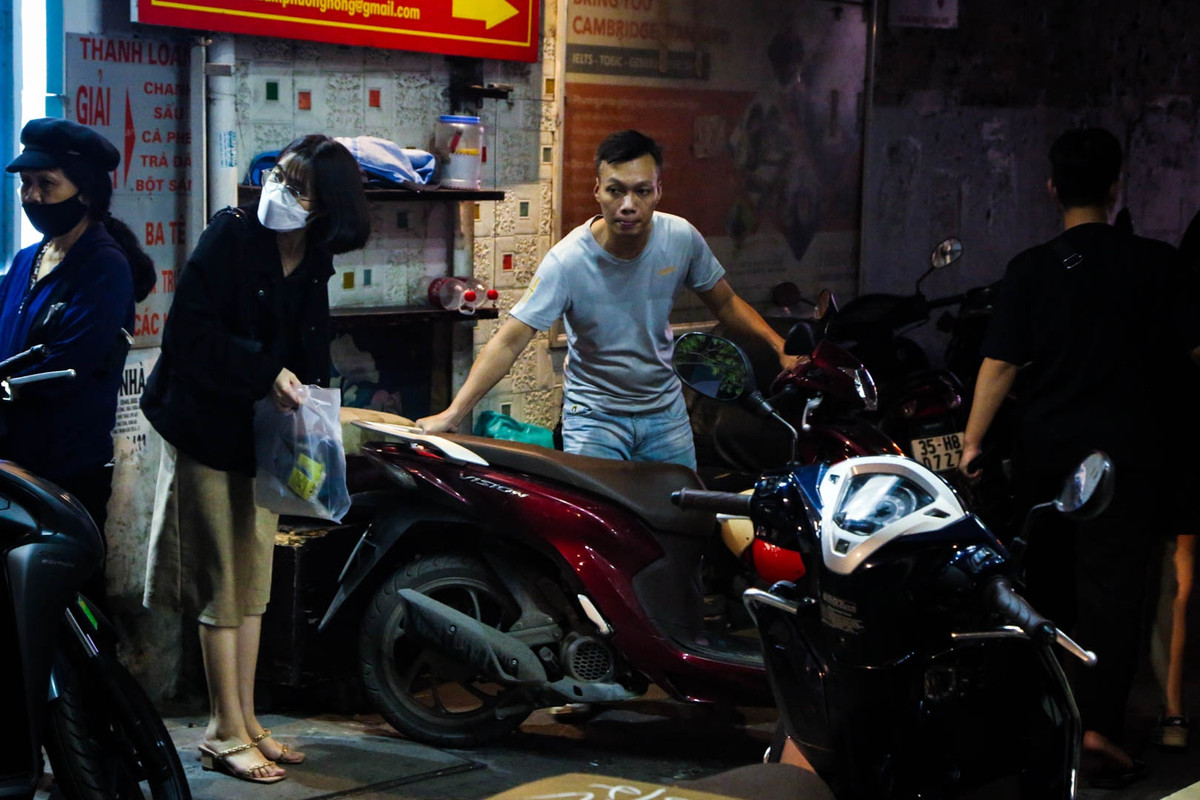 Một số bãi gửi xe tự phát xuất hiện trong các ngõ với giá vé lên đến 20.000 đồng/lượt.