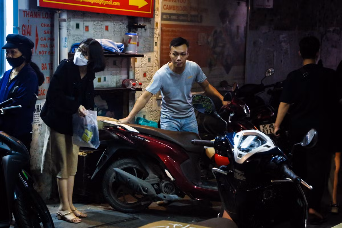 Một số bãi gửi xe tự phát xuất hiện trong các ngõ với giá vé lên đến 20.000 đồng/lượt.