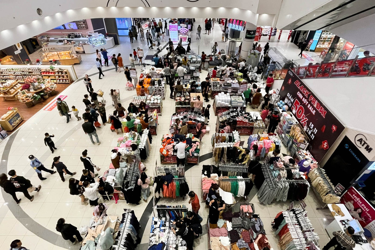 Aeon Mall Long Biên cũng đón lượng khách lớn tới mua sắm. Lượng khách gần như phủ kín các khu vực ăn uống, siêu thị, thời trang, mỹ phẩm… tại cả 3 tầng của trung tâm thương mại này. Ảnh: Minh Khánh.