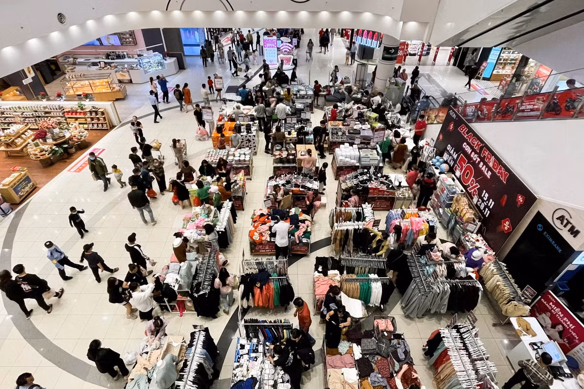 Aeon Mall Long Biên cũng đón lượng khách lớn tới mua sắm. Lượng khách gần như phủ kín các khu vực ăn uống, siêu thị, thời trang, mỹ phẩm… tại cả 3 tầng của trung tâm thương mại này. Ảnh: Minh Khánh.
