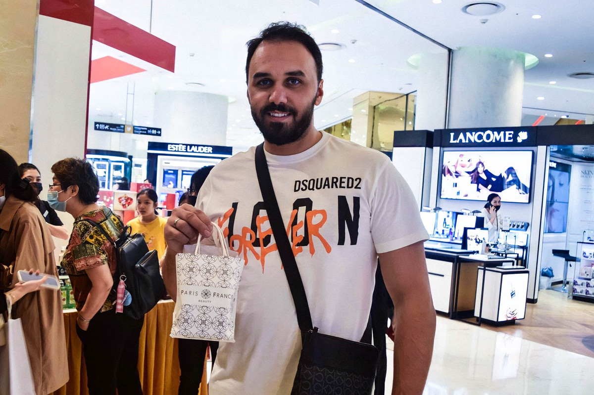 Tại Lotte Center Hà Nội, các quầy hàng nước hoa và mỹ phẩm là một trong những nơi hiếm hoi thu hút người tiêu dùng ghé mua. Để tiết kiệm chi phí, các thương hiệu này không thuê gian hàng riêng mà chỉ bày bán sản phẩm trên các quầy hàng nhỏ. Đến với Việt Nam vào đúng dịp Black Friday, Anh Ali (32 tuổi, đến từ Syria) đã mua hai chai nước hoa trị giá 1 triệu đồng tại đây. So với đợt giảm giá tại quê nhà vào năm ngoái, anh Ali cho biết giá các mặt hàng khuyến mãi ở Việt Nam nằm ở mức trung bình. Tuy nhiên, anh đánh giá rất cao thái độ phục vụ của các nhân viên tư vấn. Ảnh: Thanh Vũ.