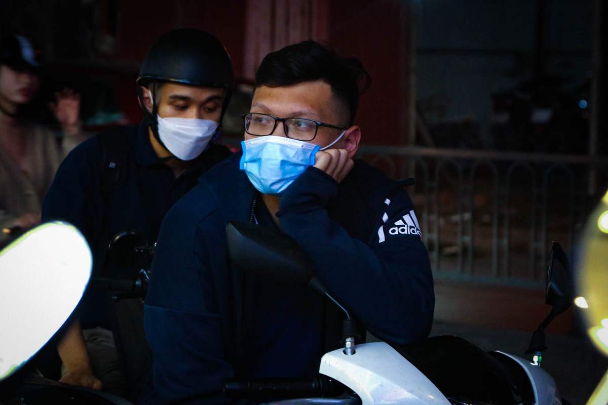 "Nghe người yêu nói một năm mới có một lần giảm giá sâu như hôm nay nên tôi chiều, chở cô ấy đến đây mua sắm. Ở dãy phố này toàn thời trang nữ nên tôi cũng không tiện theo vào. Vỉa hè cũng chật kín xe nên đành dựng tạm ở đây để đợi", anh Tuấn (quận Đống Đa) bộc bạch.