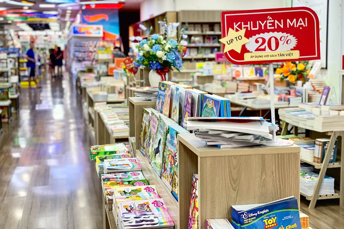 Không chỉ mặt hàng quần áo, mỹ phẩm… sách cũng là mặt hàng được giảm giá nhiều trong dịp Black Friday. Tại một cửa hàng sách trong trung tâm thương mại Royal City, nhiều sản phẩm được giảm giá 20-50%. Chị Ngọc Huyền (quận Thanh Xuân) cho biết ban đầu không có ý định "săn" sách, nhưng sau khi biết được độ giảm giá khá cao nên chị đã quyết định mua. Ảnh: Quỳnh Thương