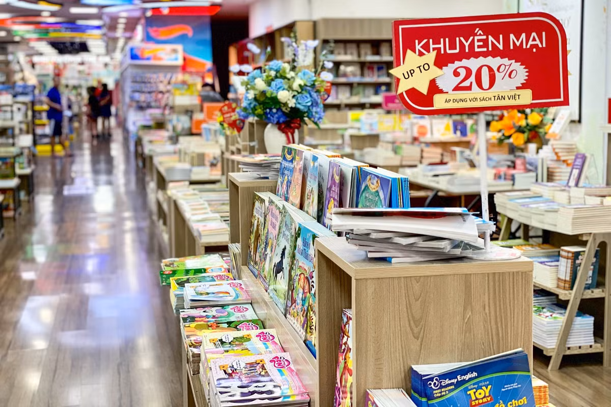 Không chỉ mặt hàng quần áo, mỹ phẩm… sách cũng là mặt hàng được giảm giá nhiều trong dịp Black Friday. Tại một cửa hàng sách trong trung tâm thương mại Royal City, nhiều sản phẩm được giảm giá 20-50%. Chị Ngọc Huyền (quận Thanh Xuân) cho biết ban đầu không có ý định "săn" sách, nhưng sau khi biết được độ giảm giá khá cao nên chị đã quyết định mua. Ảnh: Quỳnh Thương