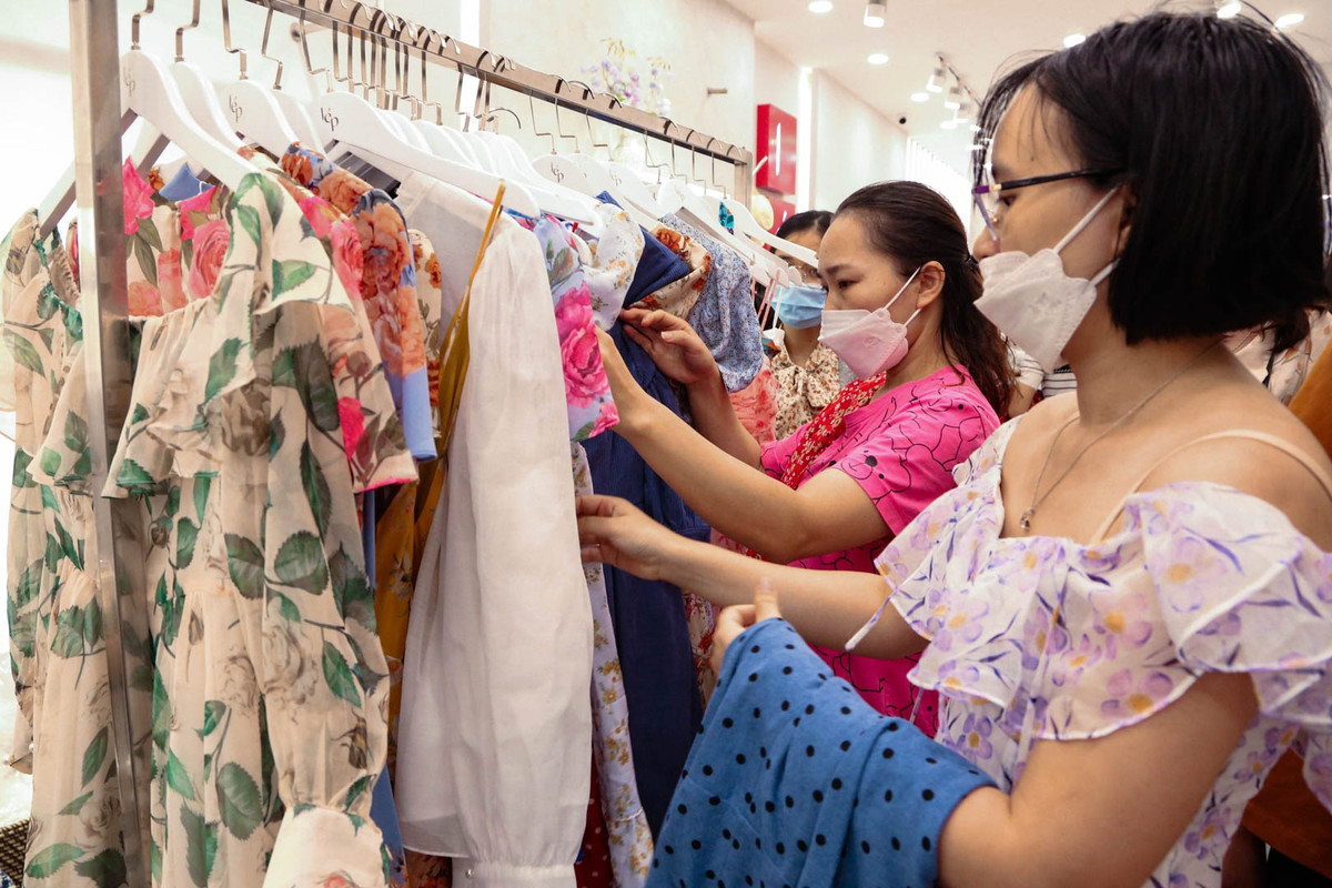 Tại Việt Nam, chương trình khuyến mãi vào dịp Black Friday thường kéo dài hơn một tuần nên lượng khách vào đúng ngày này (thứ 6 của tuần thứ 4 trong tháng 11) khó đạt đỉnh. Theo đại diện một nhãn hàng thời trang cho biết, nhiều thương hiệu đã tổ chức những chương trình phát sóng trực tuyến cùng nhiều trò chơi trên các nền tảng mạng xã hội nhằm thu hút khách hàng. Vì vậy, họ không thật sự kỳ vọng vào việc bán trực tiếp sẽ đắt khách.