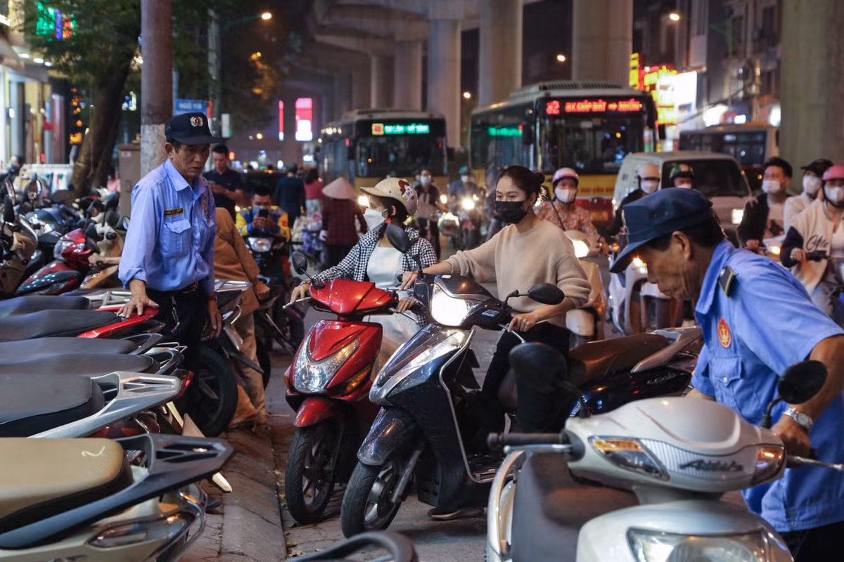 Tuy nhiên vẫn có một số cửa hàng thu hút khách, đặc biệt là những cửa hàng bán đồ dành cho nữ giới. Có nơi thiếu chỗ đỗ xe gây ùn tắc nhẹ. Tình trạng này cũng diễn ra tại một số địa điểm mua sắm nổi tiếng khác ở Hà Nội như Vincom Metropolis Liễu Giai, Aeon Mall Long Biên, Vincom Royal City...