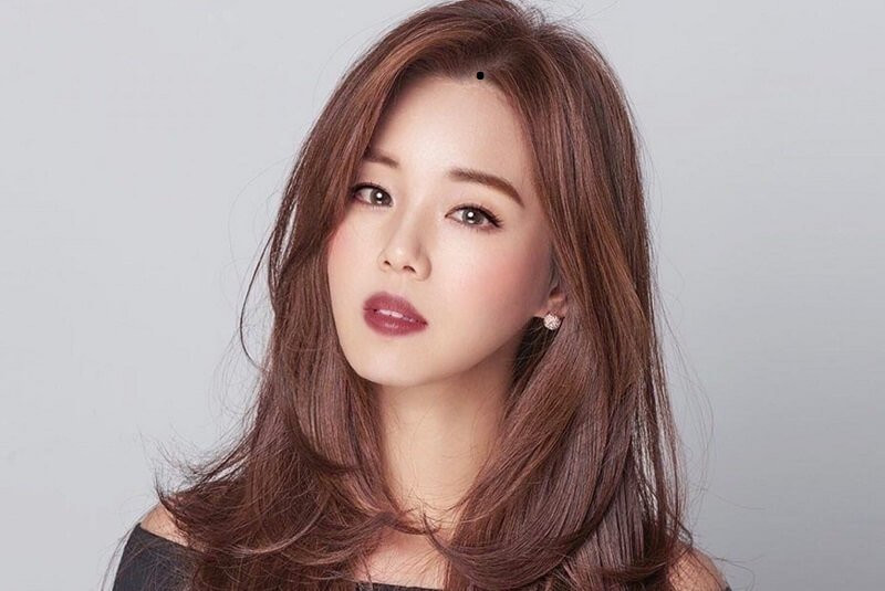 Not ruoi dai phu dai quy tren guong mat phu nu