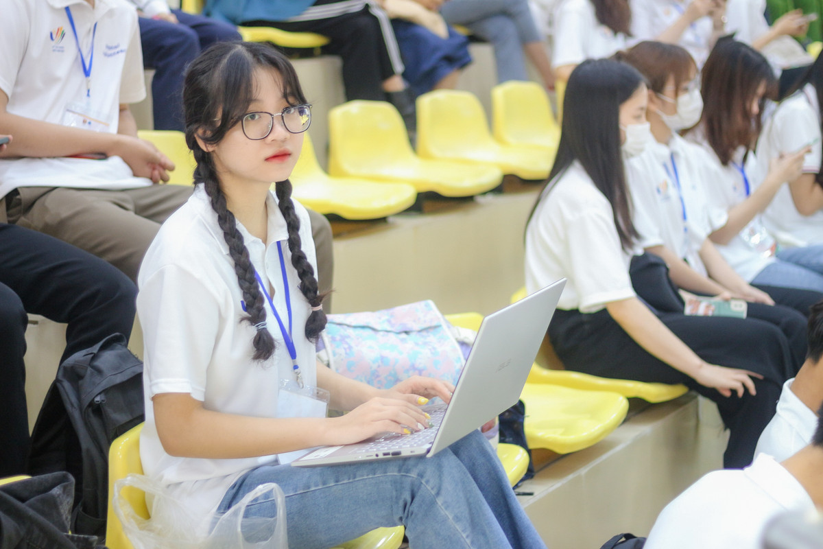 Nu sinh Ngoai Thuong dieu phoi 200 tinh nguyen vien tai SEA Games 31